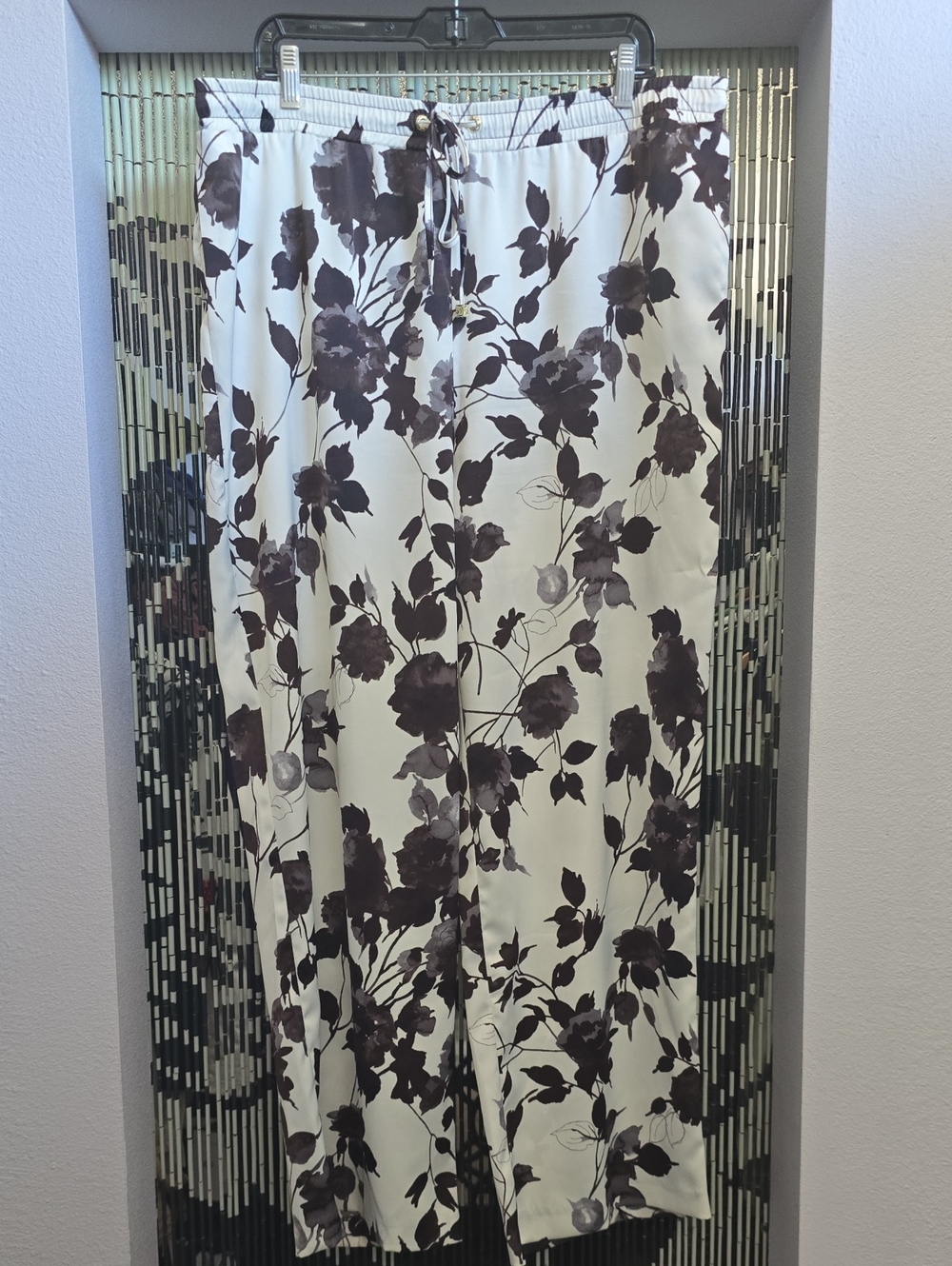 Anne Klein White Pants with Dark Brown Floral Design Size XL